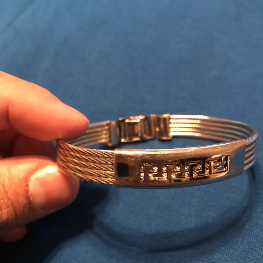 Stainless steel bangle bracelet